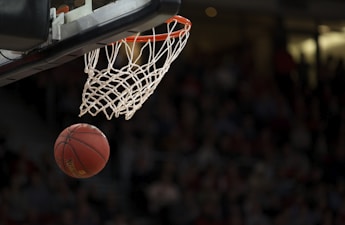 NBA篮球比赛现场高清直播画面，球员激烈对抗